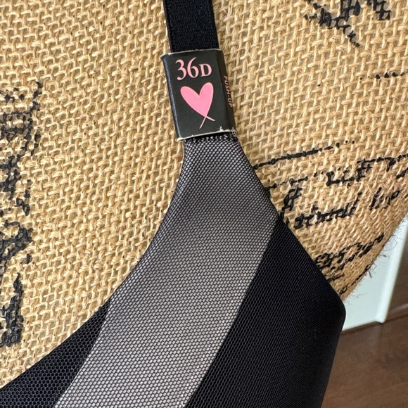 NWT Victoria's Secret Black and Gray Bra - Picture 2 of 6